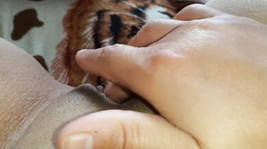 While my neighbor is busy playing Days Gone I masturbate and fuck my pussy - Lesbian_illusion