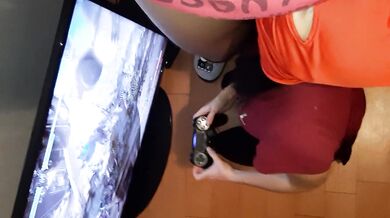 My girlfriend plays mortal kombat and licks my pussy at the same time - IkaSmokS