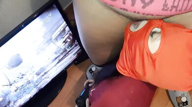 My girlfriend plays mortal kombat and licks my pussy at the same time - IkaSmokS