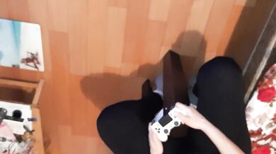 My girlfriend plays mortal kombat and licks my pussy at the same time - IkaSmokS