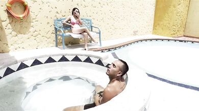 INOCENTE TARDE DE PISCINA TERMIAN EN SEXO AMATEUR AL AIRE LIBRE