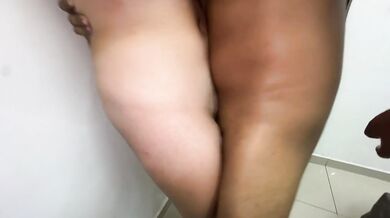 Mientras mis padrastros no están la puta de mi hermanastra viene a mi cuarto y me pide le de una dura follada