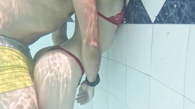 LE ENSEÑO A MI HIJASTRA NADAR Y TERMINAMOS FOLLANDO EN EL AGUA