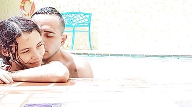 LE ENSEÑO A MI HIJASTRA NADAR Y TERMINAMOS FOLLANDO EN EL AGUA