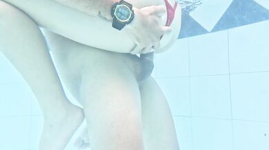 LE ENSEÑO A MI HIJASTRA NADAR Y TERMINAMOS FOLLANDO EN EL AGUA