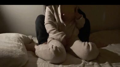 Japanese lesbian Sakuno wears soft pajamas and is deliciously eaten by Sono.