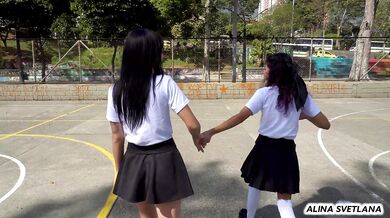 Putas colegiales se escapan de clases para salir al parque y terminan en sexo lesbico con juguetes