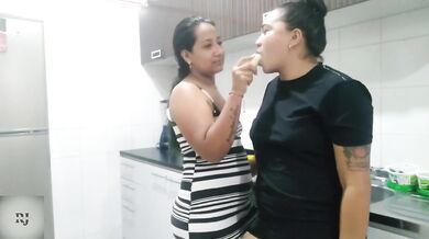 jugando con mi hermanastra y un pepino