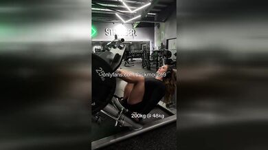 Muscle Mommy Pull-Up: Virgin Pussy Flash Gym Live