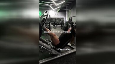 Muscle Mommy Pull-Up: Virgin Pussy Flash Gym Live