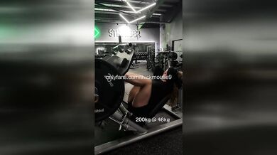Muscle Mommy Pull-Up: Virgin Pussy Flash Gym Live