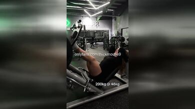 Muscle Mommy Pull-Up: Virgin Pussy Flash Gym Live