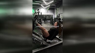 Muscle Mommy Pull-Up: Virgin Pussy Flash Gym Live