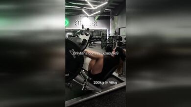 Muscle Mommy Pull-Up: Virgin Pussy Flash Gym Live