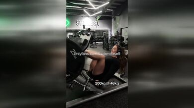 Muscle Mommy Pull-Up: Virgin Pussy Flash Gym Live