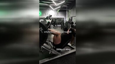 Muscle Mommy Pull-Up: Virgin Pussy Flash Gym Live