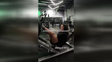 Muscle Mommy Pull-Up: Virgin Pussy Flash Gym Live