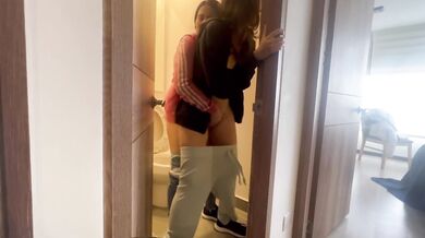 Mi friend leaves me alone at the hot aunt's house and we fuck in the bathroom