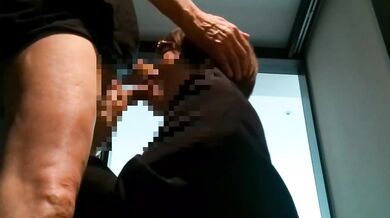フェラ好き変態熟女の仁王立ち濃厚イラマチオ
