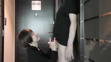 フェラ好き変態熟女の仁王立ち濃厚イラマチオ