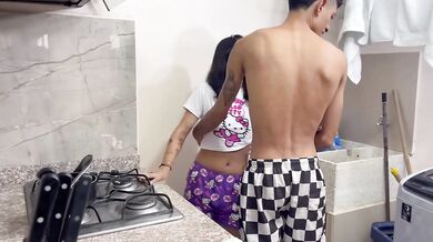 Me follo duro a mi hermanastra en la cocina.