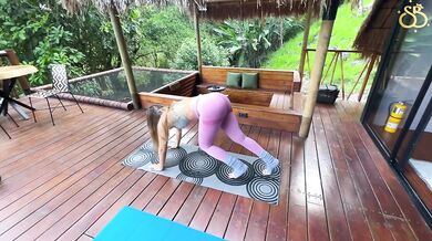 Yoga teacher fills blonde's ass girl with cum - Scarlet Benz