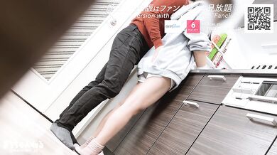 欲求不満な巨乳人妻と昼からキッチンで不倫セックス　ゴム手袋手コキが気持ち良すぎる　日本人/手コキ/顔出し/無修正/かわいい/スタイル抜群/喘ぎ/射精