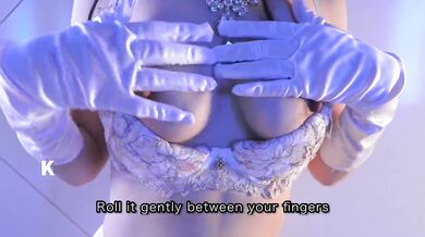 A mature woman who pretends to be neat has a big ejaculation after masturbation/There is a trick at