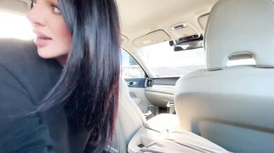 Passers-by interfere with a blowjob in the car