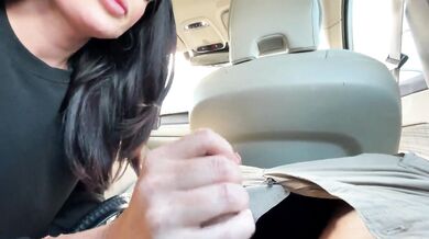 Passers-by interfere with a blowjob in the car