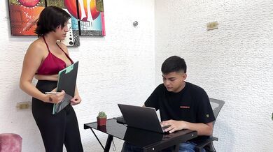¿Jefe, si tenemos una dura follada me dejas salir mas temprano? Me follo a mi sexy secretaria hasta llenarle su rico coño de leche.