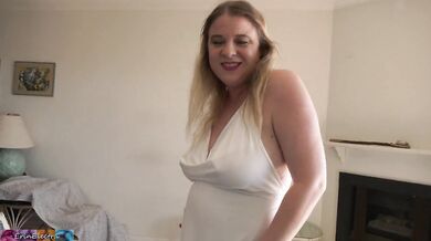 Stepmom offers her pussy in the living room