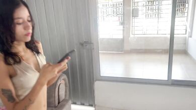 Le ayudo a mi pequeñita hermanastra con sus redes sociales y me la termino follando.
