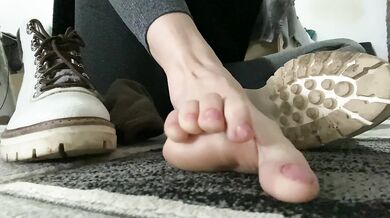 Smelly Feet And Toes Winter Boots JOI