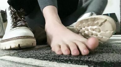 Smelly Feet And Toes Winter Boots JOI