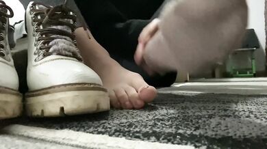 Smelly Feet And Toes Winter Boots JOI