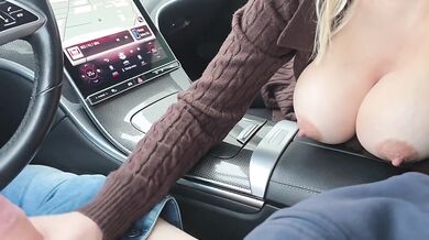 Quickie blowjob in car, huge cumshot in mouth
