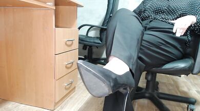 Secretary swaps dirty pad for tampon and masturbates at work