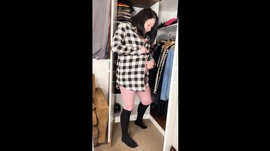 Pregnant Shione Cooper trying outfits at Home