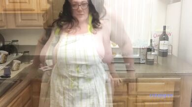 Amateur Huge Tit BBW Shows off Sexy Body in Kitchen Wearing Just an Apron