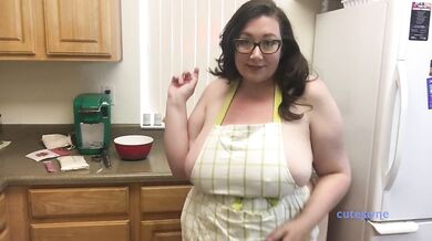 Amateur Huge Tit BBW Shows off Sexy Body in Kitchen Wearing Just an Apron