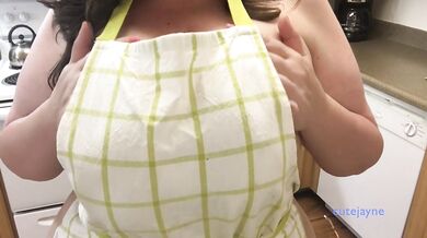 Amateur Huge Tit BBW Shows off Sexy Body in Kitchen Wearing Just an Apron