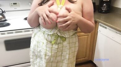 Amateur Huge Tit BBW Shows off Sexy Body in Kitchen Wearing Just an Apron