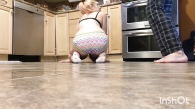My flatmate cums on me when I clean the floors like His maid