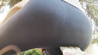 A great hot wet orgasm inside yoga pants in a public outdoor garden