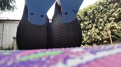 Nicoletta today makes you look at her sweaty feet in a public garden with her flip flops