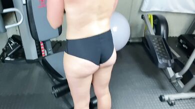 MILF AT GYM NAKED
