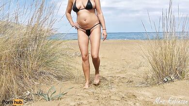 Exhibitionist Wife Fucks on Beach for passers-by to see