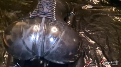 Slut- Orgasma Celeste sexy in black latex catsuit