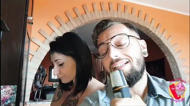 Milf vogliosa prepara i porno pancake